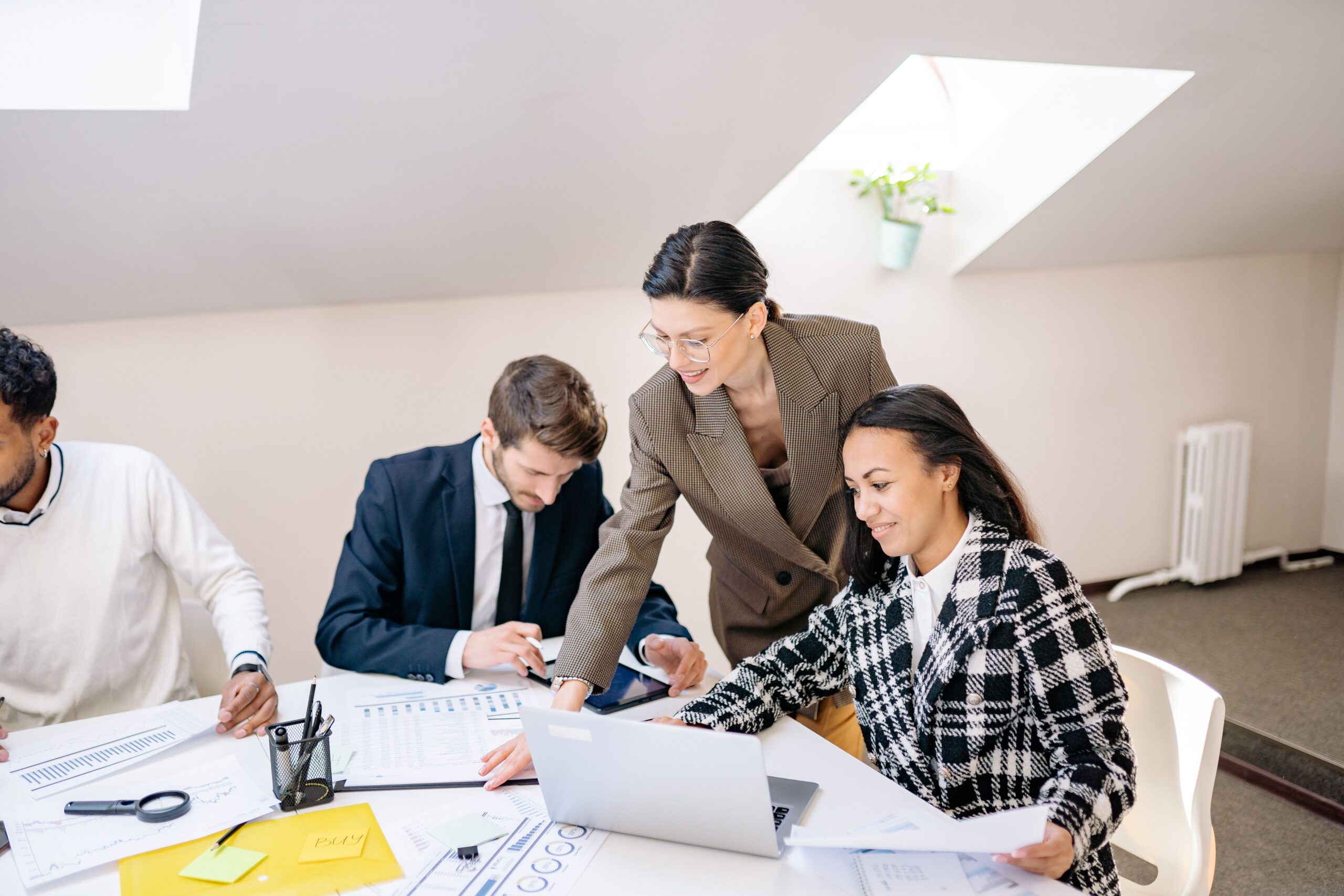 Equipo de negocios trabajando en estrategia empresarial