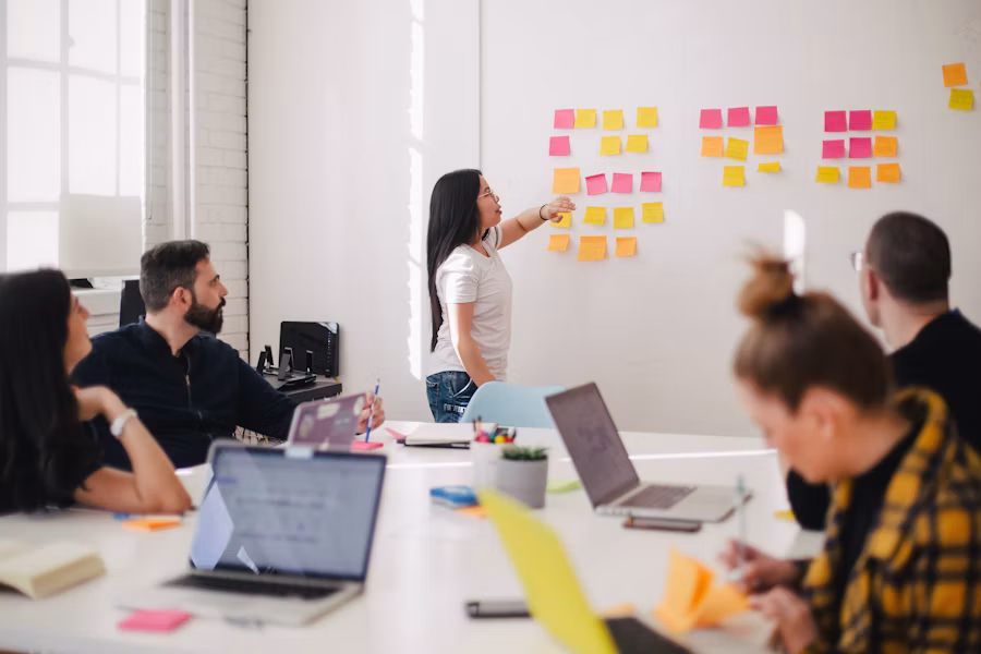 Estrategia empresarial con personas trabajando